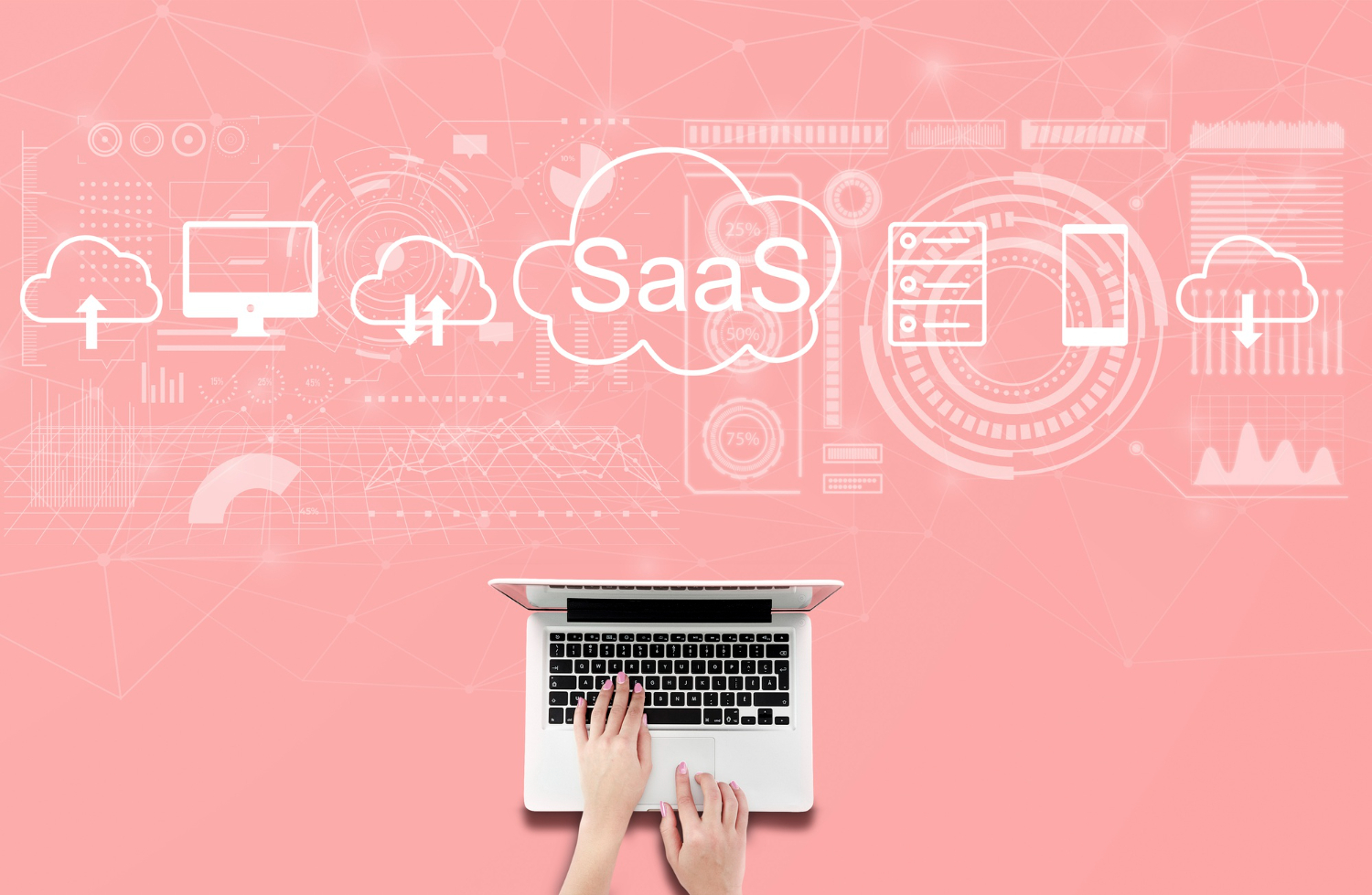 Manos sobre el teclado de un portátil con gráficos de tecnología e infraestructura en la nube y la palabra "SaaS" destacada, simbolizando la dinámica del mercado SaaS.