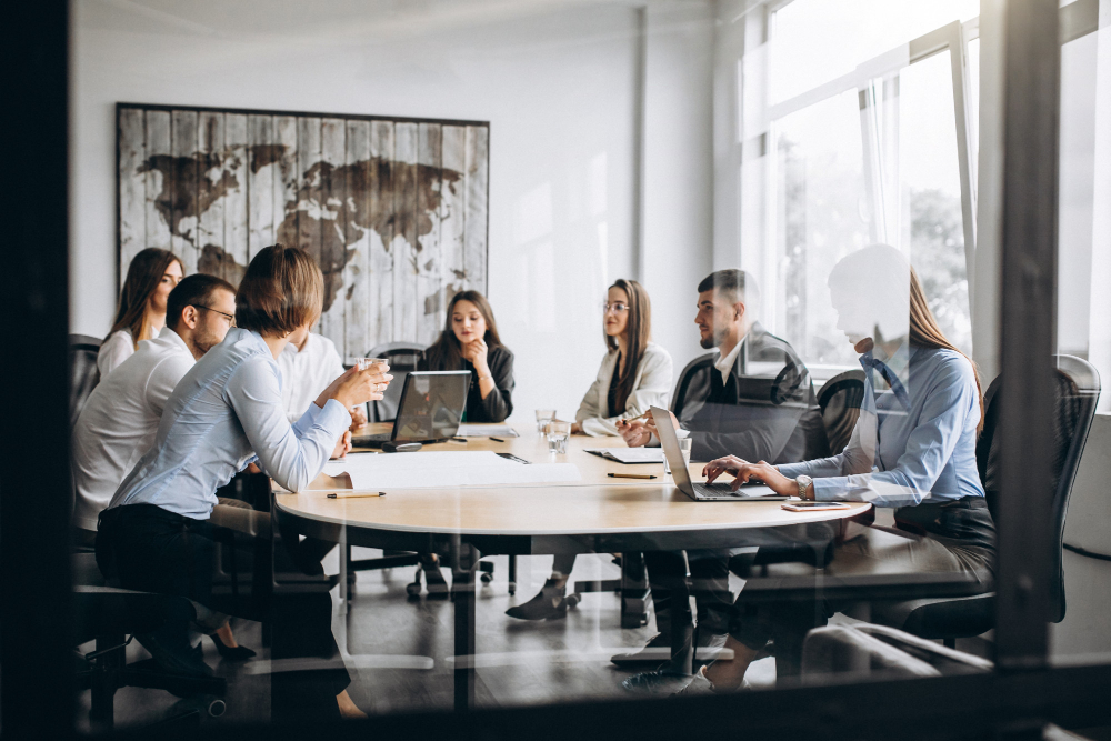 Grupo de profesionales en una reunión de negocios discutiendo estrategias efectivas de networking en una oficina moderna