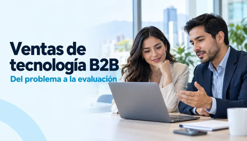 Dos profesionales revisan una evaluación de tecnología B2B frente a un computador.